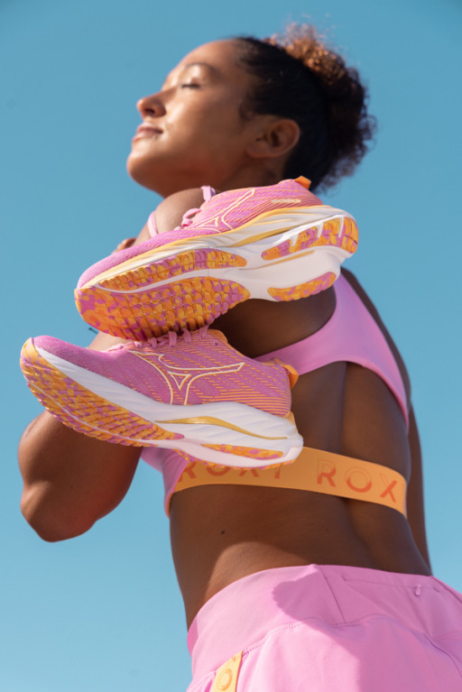 Mizuno and ROXY Release 'WAVE RIDER 26 ROXY' Running Shoes